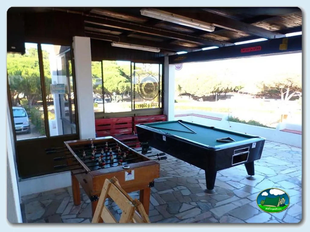 Sala de ocio con billar y futbolín del Camping Sagres, Vila de Sagres (Faro)