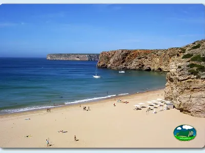 Playa junto al mar con acantilados y agua turquesa del Camping Sagres, Vila de Sagres (Faro)