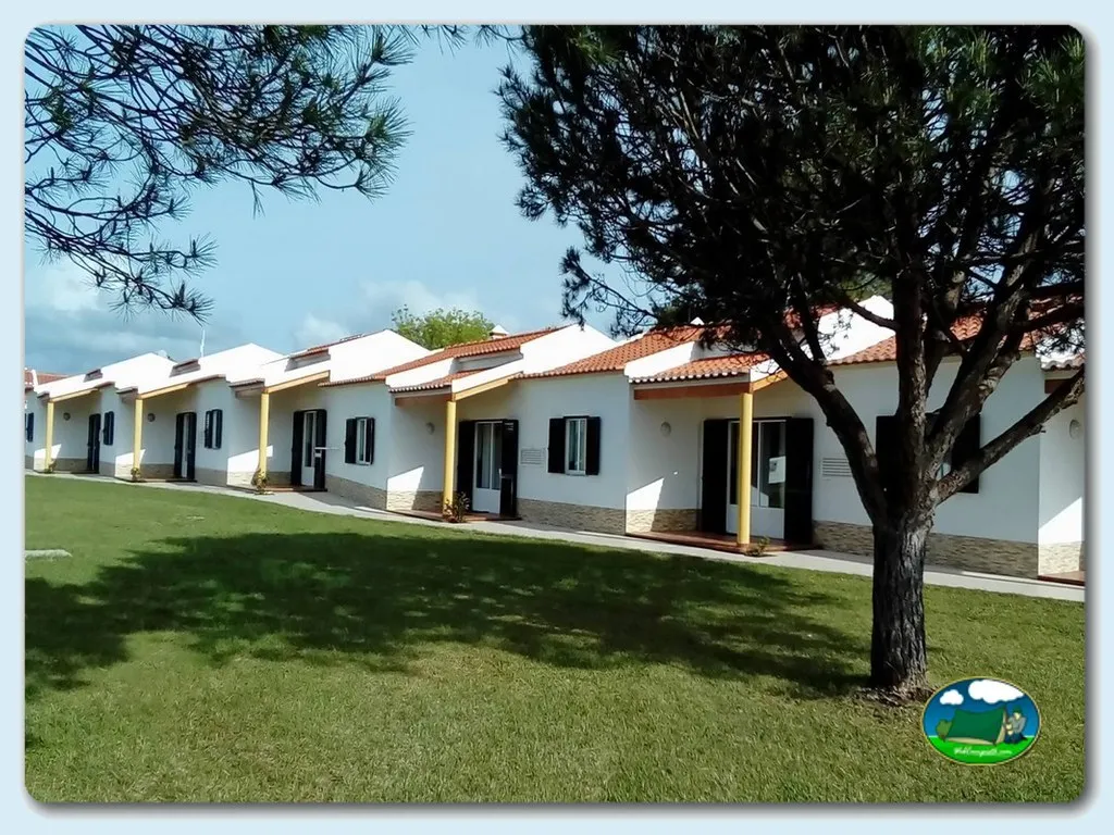 Bungalows con jardín y árbol de sombra del Camping Serrao, Aljezur (Faro)