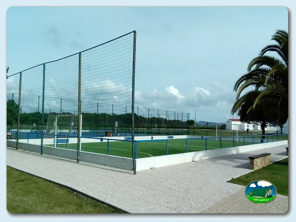 Parque infantil con cancha de fútbol y piscina del Camping Serrao, Aljezur (Faro)