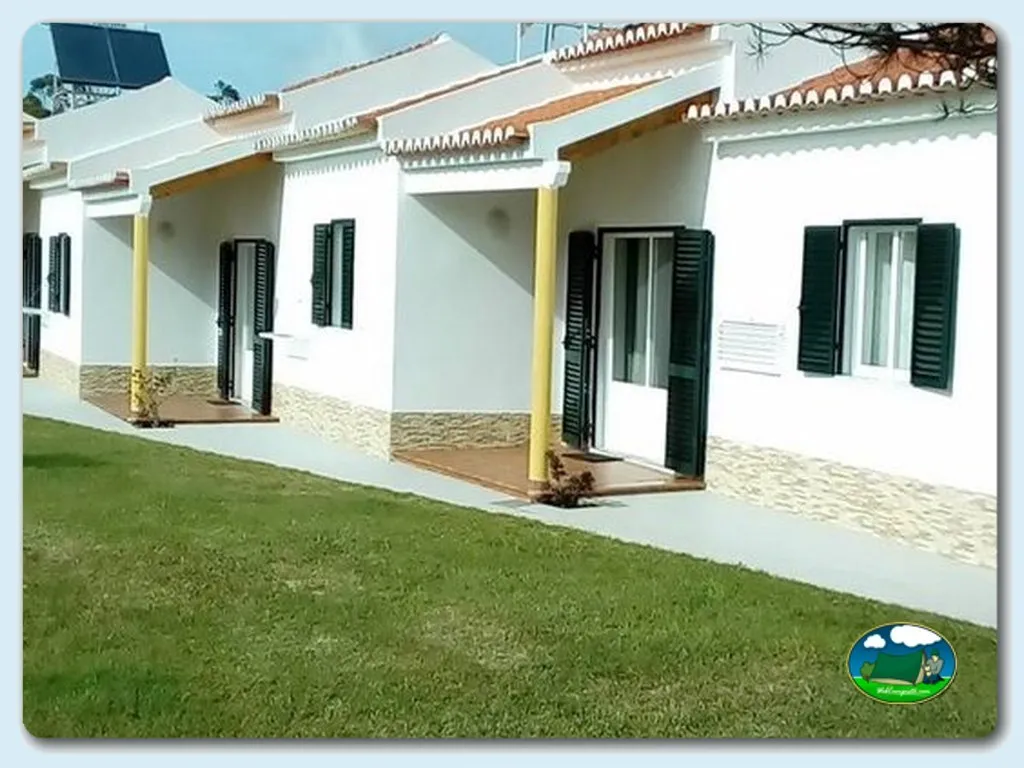 Bungalow con porche y vistas al jardín del Camping Serrao, Aljezur (Faro)