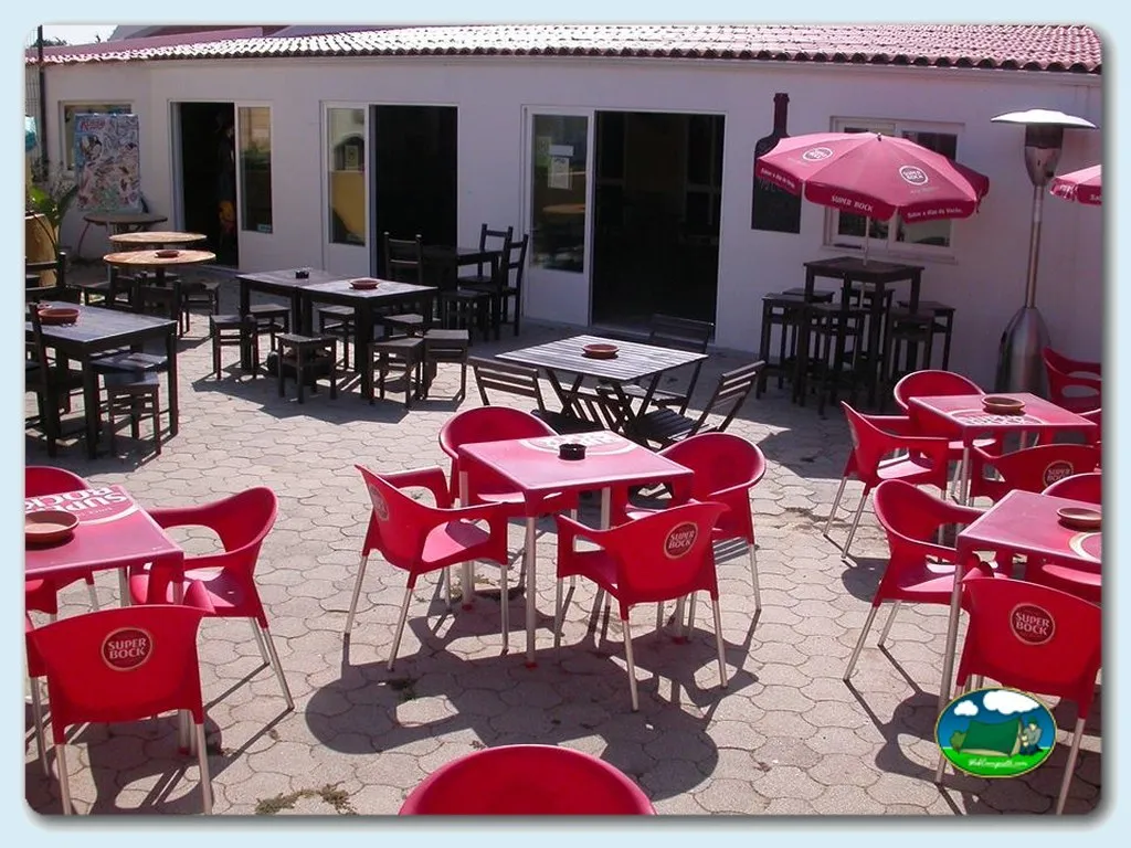 Restaurante bar con terraza y sombrillas rojas del Camping Serrao, Aljezur (Faro)