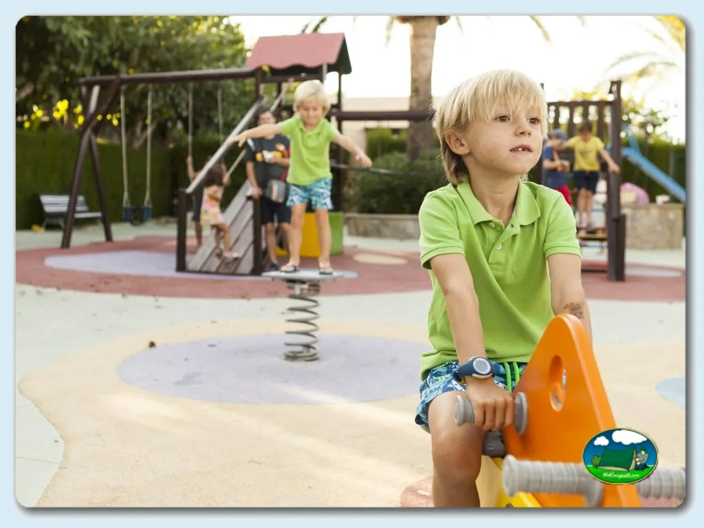 Parque infantil con niños jugando en equipos del Camping Platja Cambrils, Cambrils (Tarragona)