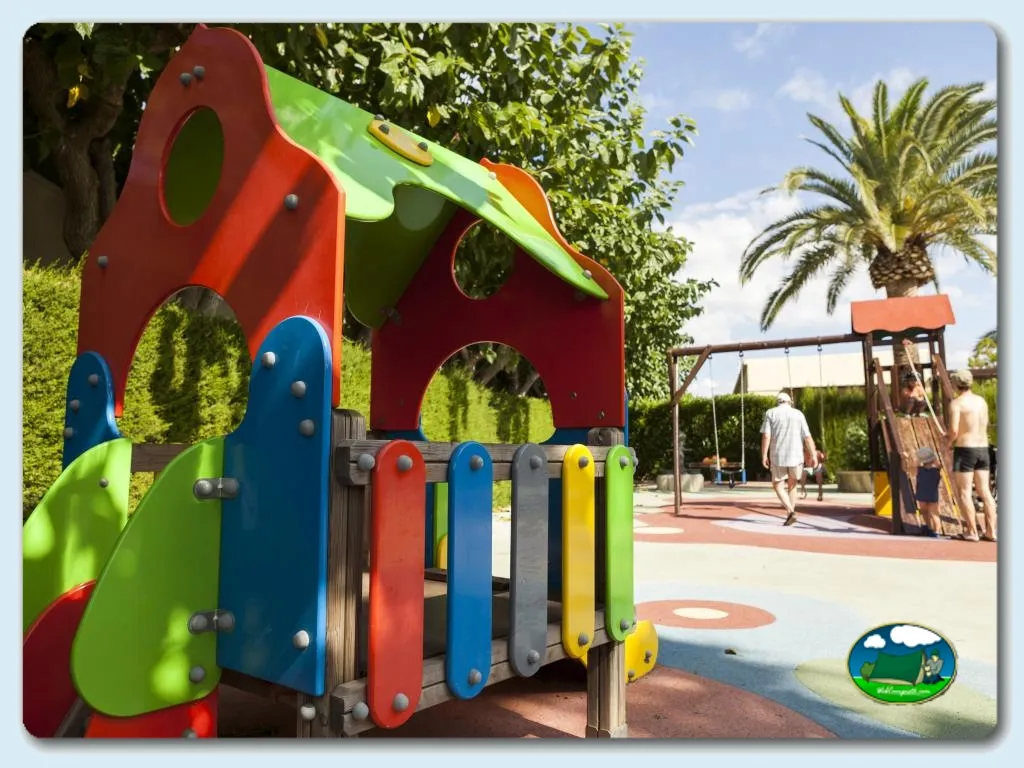 Parque infantil con tobogán y zona de juegos del Camping Platja Cambrils, Cambrils (Tarragona)