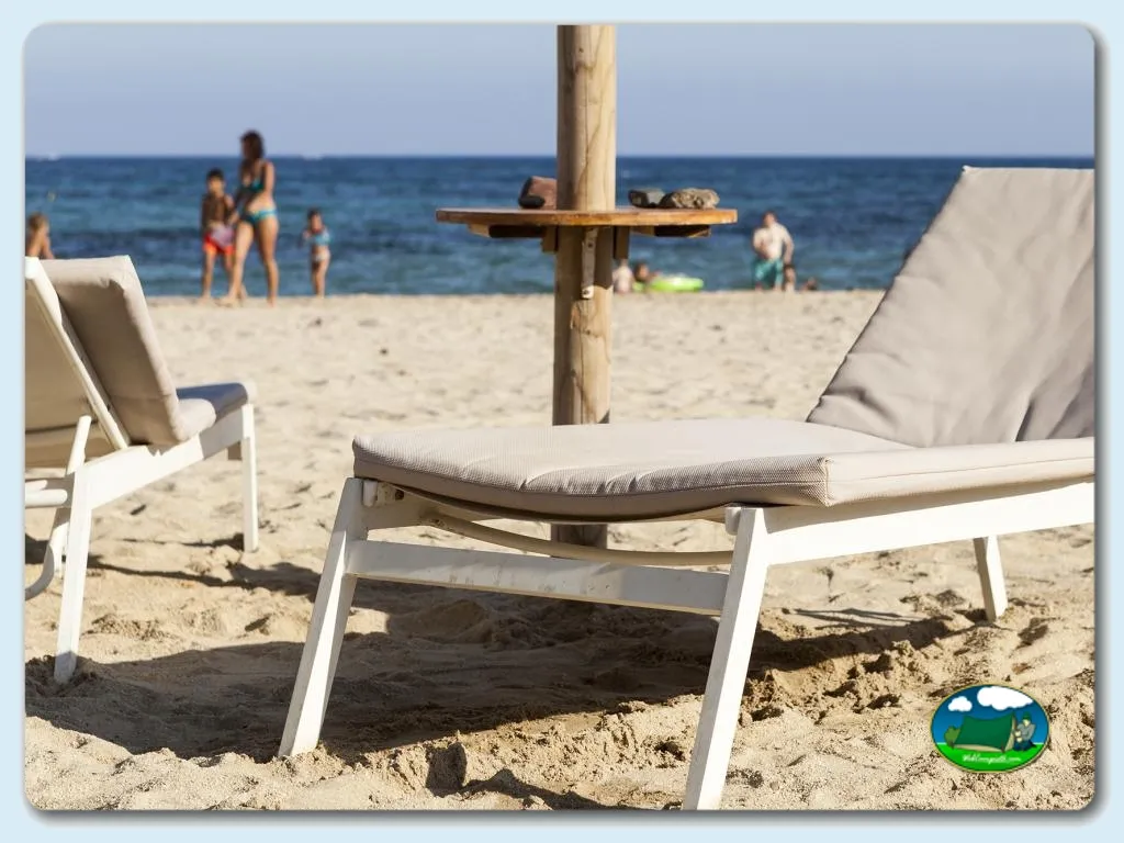 Playa junto al mar con tumbonas y sombrilla del Camping Platja Cambrils, Cambrils (Tarragona)