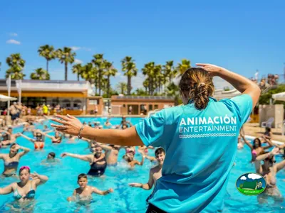 Piscina con animación infantil y palmeras del Camping Platja Cambrils, Cambrils (Tarragona)