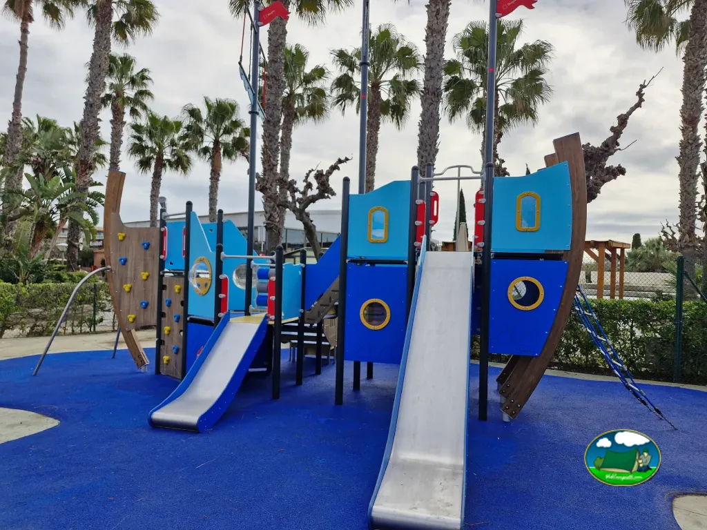 Parque infantil con temática de barco y vistas al mar del Camping Platja Cambrils, Cambrils (Tarragona)