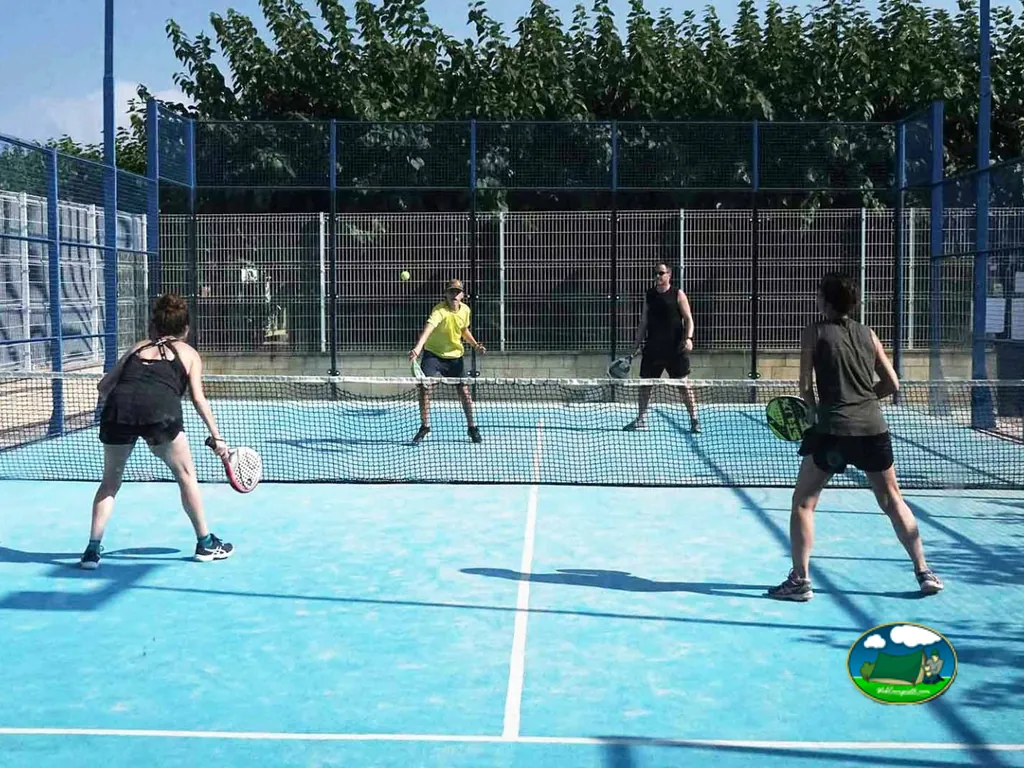 Pista de pádel con jugadores en actividad del Camping Platja Cambrils, Cambrils (Tarragona)