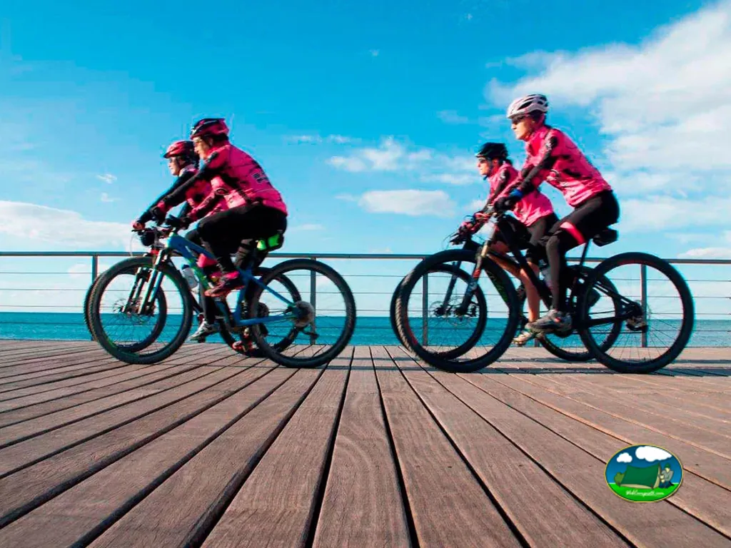 Ciclismo junto al mar en paseo de madera del Camping Platja Cambrils, Cambrils (Tarragona)