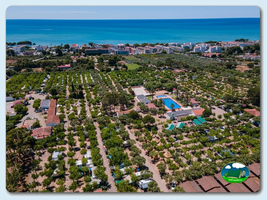 Parcelas junto al mar con piscina y vistas a la costa del Camping Cambrils CABAN, Cambrils (Tarragona)