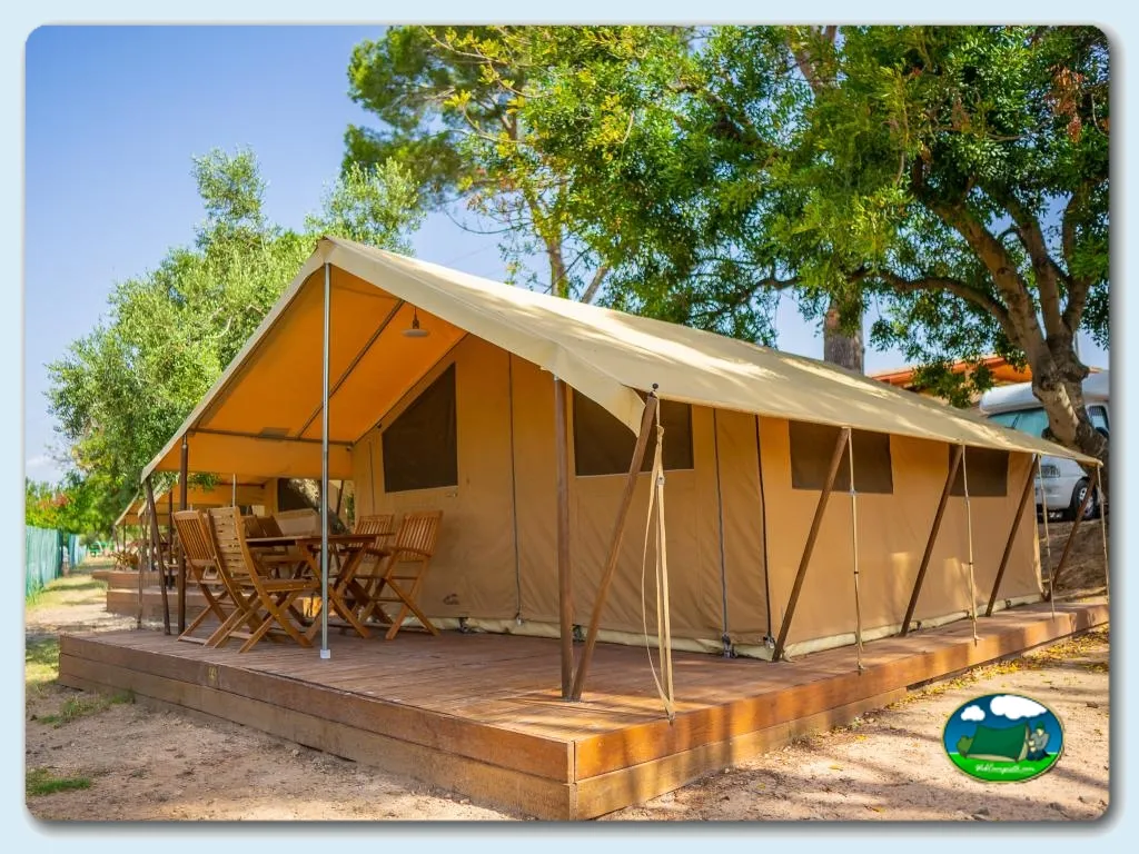 Glamping tienda de lona con terraza y sombrilla del Camping Cambrils CABAN, Cambrils (Tarragona)