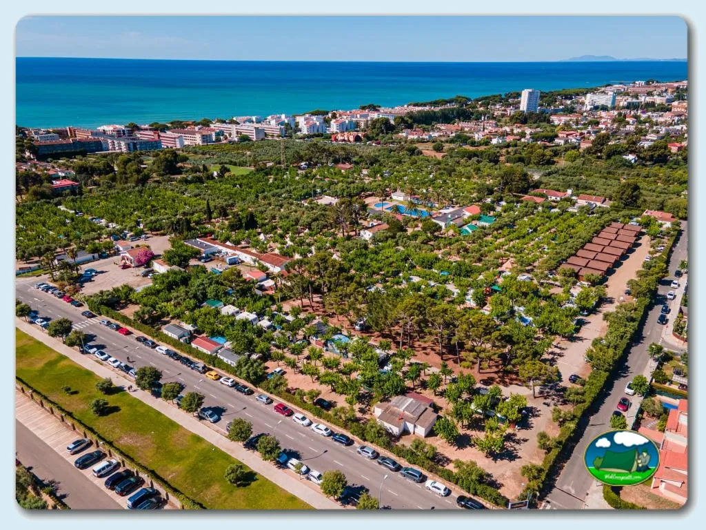 Junto al mar con vistas a playa y pueblo costero del Camping Cambrils CABAN, Cambrils (Tarragona)