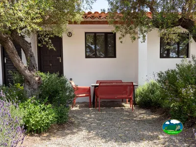 Bungalow con terraza y zona de estar bajo olivos del Camping Cambrils CABAN, Cambrils (Tarragona)
