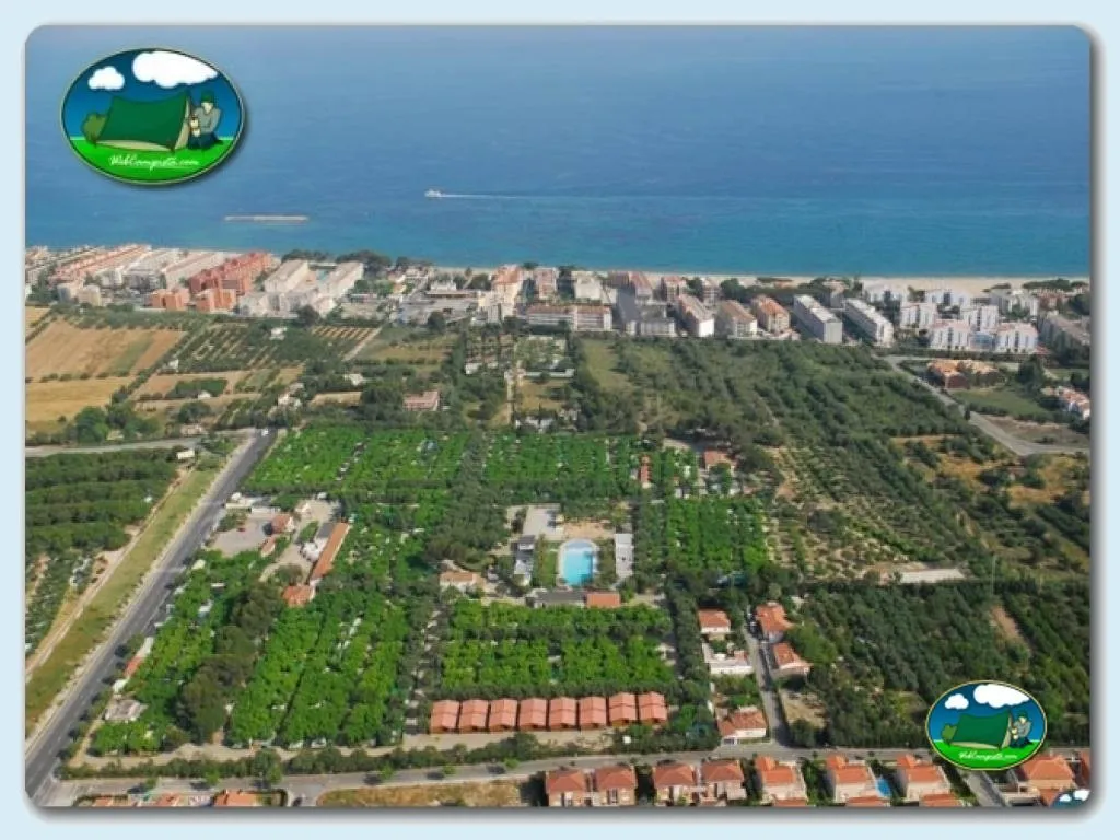 Plano del recinto junto al mar con piscina del Camping Cambrils CABAN, Cambrils (Tarragona)