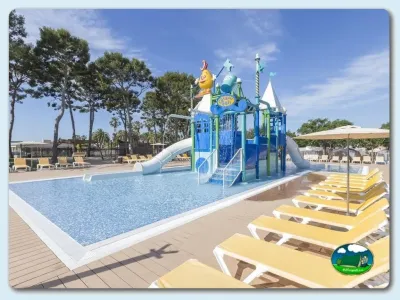 Piscina infantil con tobogán y parque acuático del Camping Resort Sangulí Salou, Salou (Tarragona)