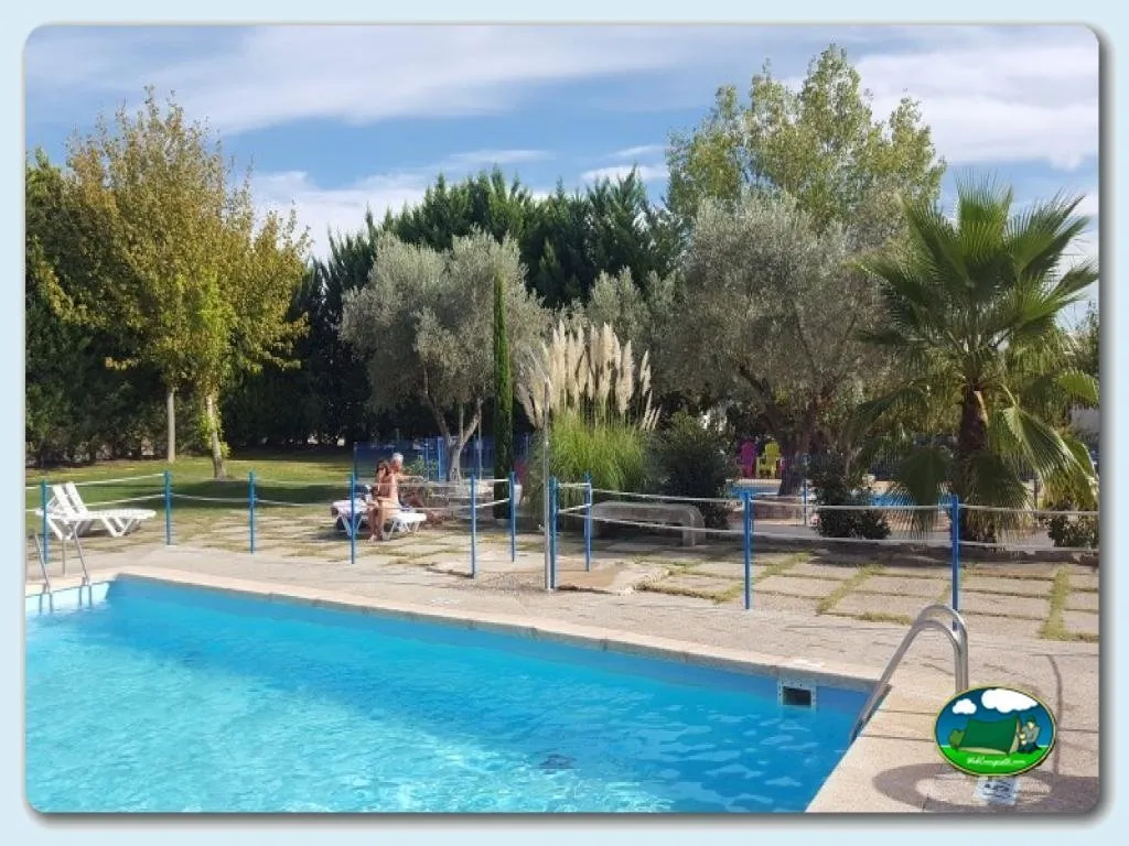 Piscina con zona de césped y árboles del Camping Lake Caspe, Caspe (Zaragoza)