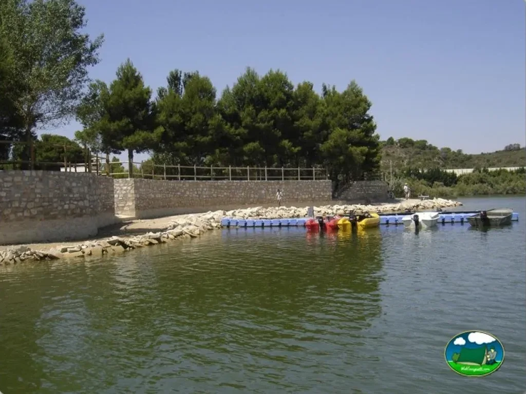 Kayaks junto al embalse de TAIGA Lake Caspe, Caspe (Zaragoza)