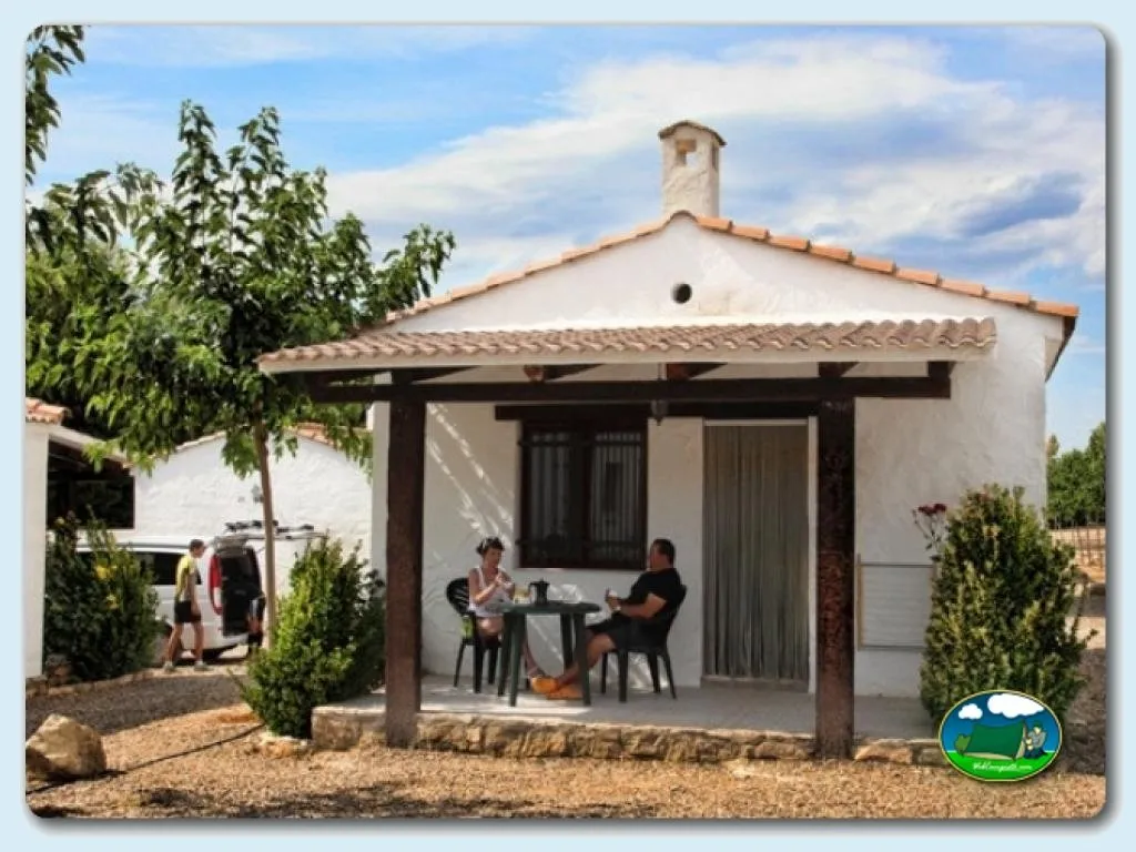 Bungalow con porche y zona de estar del Camping Lake Caspe, Caspe (Zaragoza)