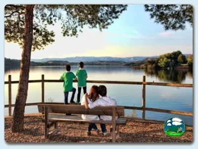 Parcela junto al lago con vistas a la montaña del Camping Lake Caspe, Caspe (Zaragoza)