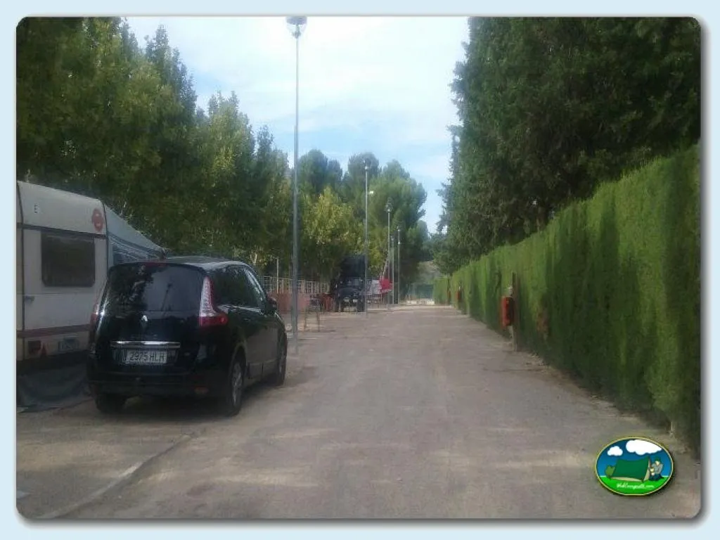 Parcela con mobil-home y vehículo del Camping Octogesa, Mequinenza (Zaragoza)