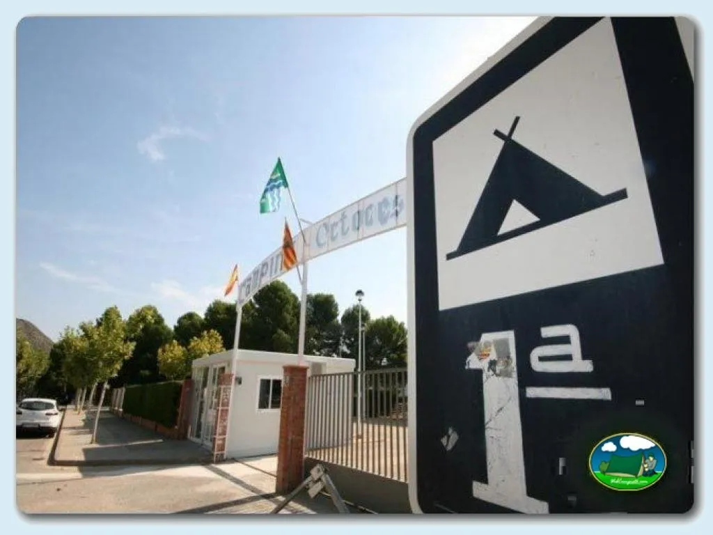 Cartel de entrada con logo del recinto del Camping Octogesa, Mequinenza (Zaragoza)