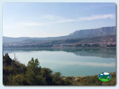 Parcela junto al lago con vistas a la montaña del Camping Bellavista, Mequinenza (Zaragoza)