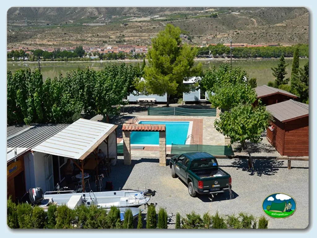 Parcela junto al río con piscina y bungalow del Camping Bellavista, Mequinenza (Zaragoza)