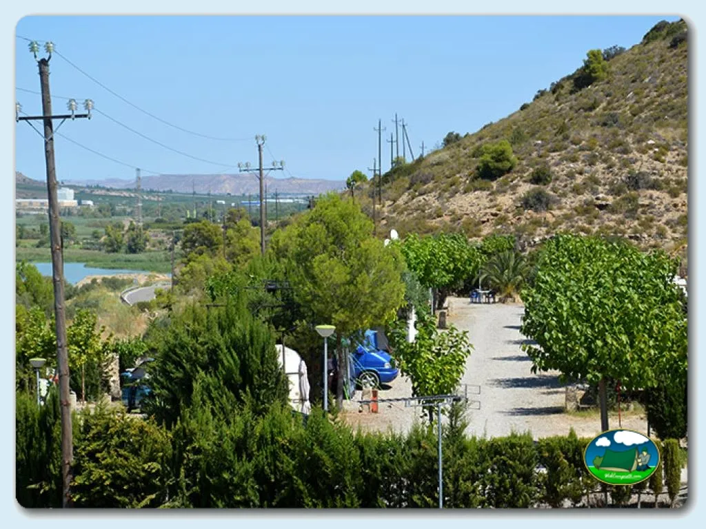Parcela junto al río con vistas a la sierra del Camping Bellavista, Mequinenza (Zaragoza)