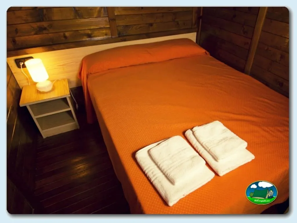 Glamping interior dormitorio con cama del Camping Poboleda, Poboleda. Tarragona. (Tarragona)