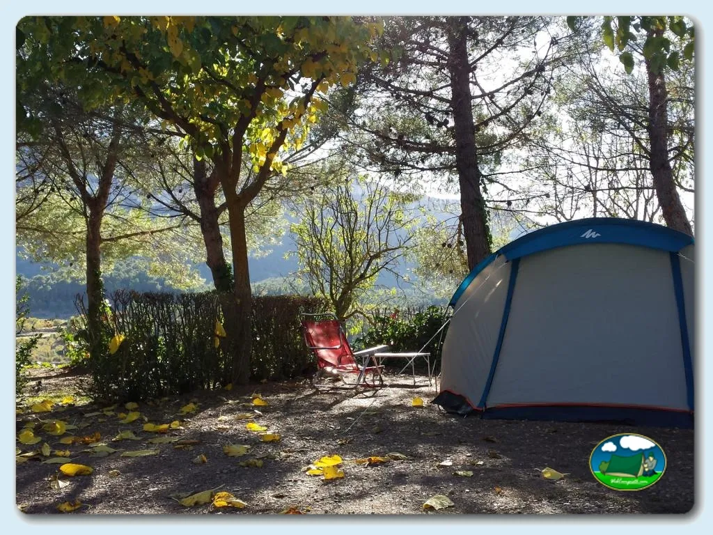 Parcela con tienda de acampada y vistas a la montaña del Camping Montsant Park, Ulldemolins Tarragona (Tarragona)