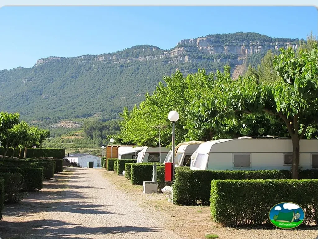 Parcela con mobil-home y vistas a la montaña del Camping Montsant Park, Ulldemolins Tarragona (Tarragona)