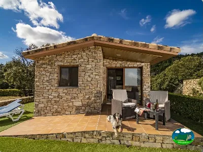 Glamping de piedra con terraza y vistas a la montaña del Camping Capfun Serra de Prades, Vilanova de Prades (Tarragona)