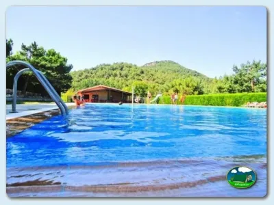 Piscina con vistas a la montaña y tobogán del Camping Prades, Prades (Tarragona)