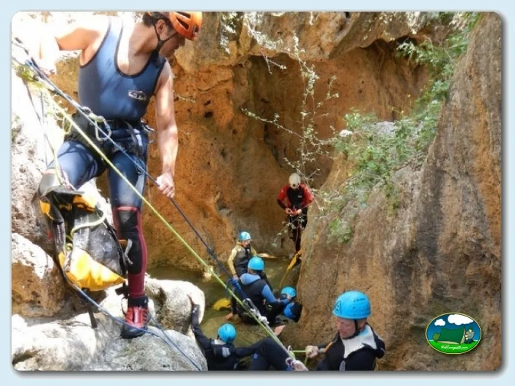 Actividad de barranquismo en cañón con grupo del Camping Prades, Prades (Tarragona)