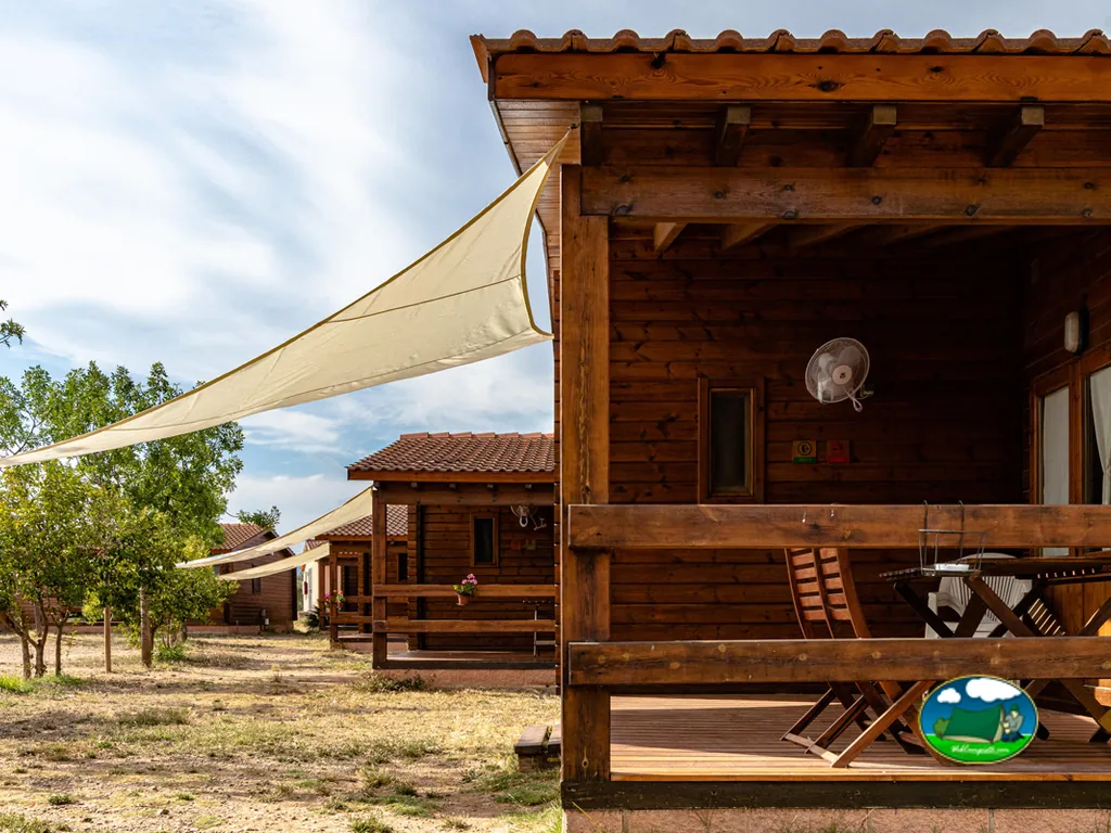 Cabaña de madera con terraza y sombrilla del Camping Ecocamp Vinyols, Vinyols i els Arcs (Tarragona)