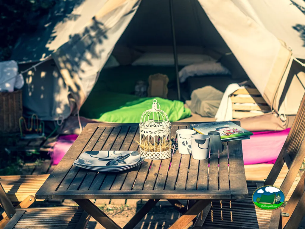 Tienda de acampada con terraza y mesa de comedor del Camping Ecocamp Vinyols, Vinyols i els Arcs (Tarragona)