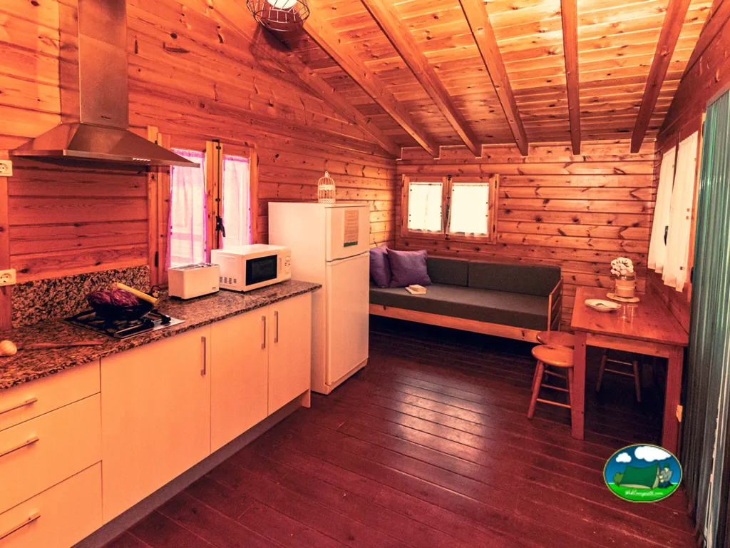 Cabaña interior con cocina y salón del Camping Ecocamp Vinyols, Vinyols i els Arcs (Tarragona)