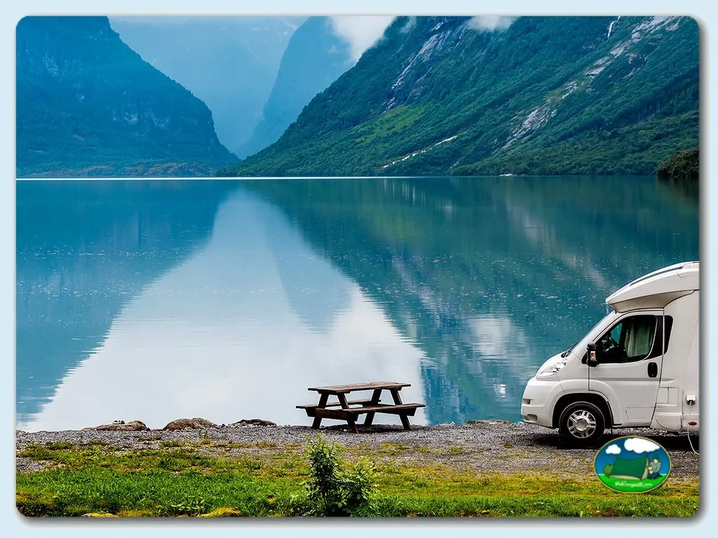 Parcela junto al lago con vistas a la montaña del Camping Escaroupim, Salvaterra de Magos (Santarém)