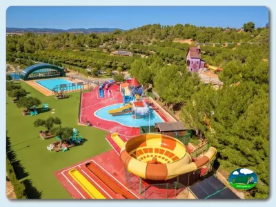 Piscina climatizada con parque infantil y toboganes del Camping Capfun Montblanc Park, Montblanc (Tarragona)
