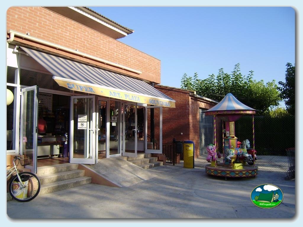 Camping Trillas Platja Tamarit foto de Supermercado