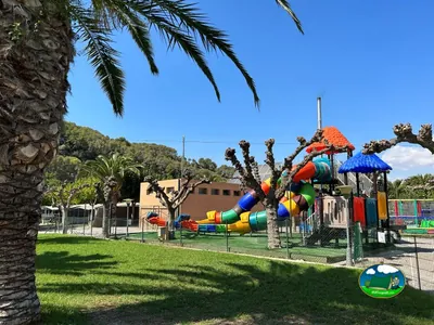 Parque infantil con tobogán y zona de juegos del Camping Trillas Platja Tamarit, Tamarit (Tarragona)