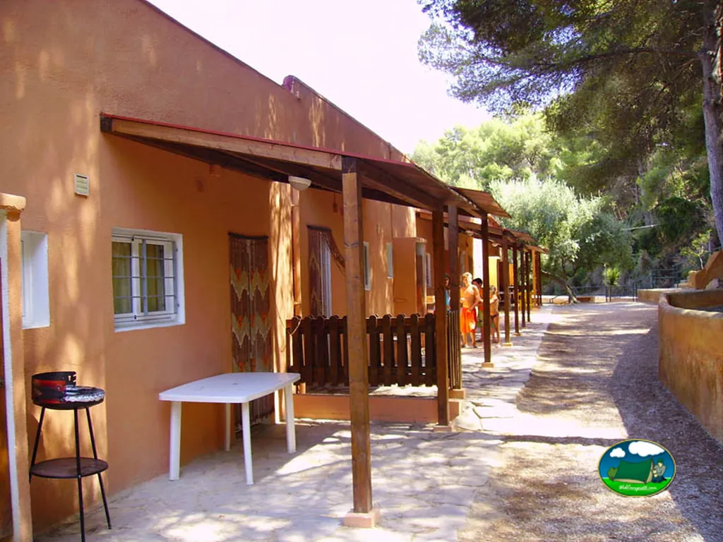 Bungalow con terraza y pérgola de madera del Camping Trillas Platja Tamarit, Tamarit (Tarragona)