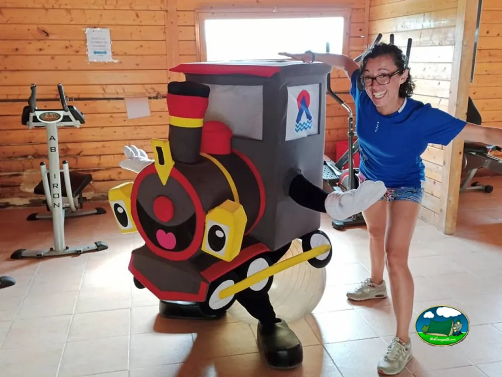 Parque infantil interior con tren de juguete del Camping Trillas Platja Tamarit, Tamarit (Tarragona)
