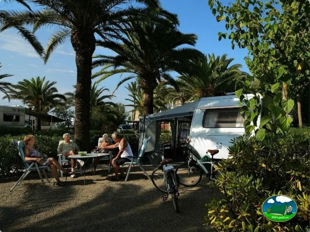 Mobil-home con parcela arbolada y zona de estar del Camping Tamarit Beach Resort, Tarragona (Tarragona)