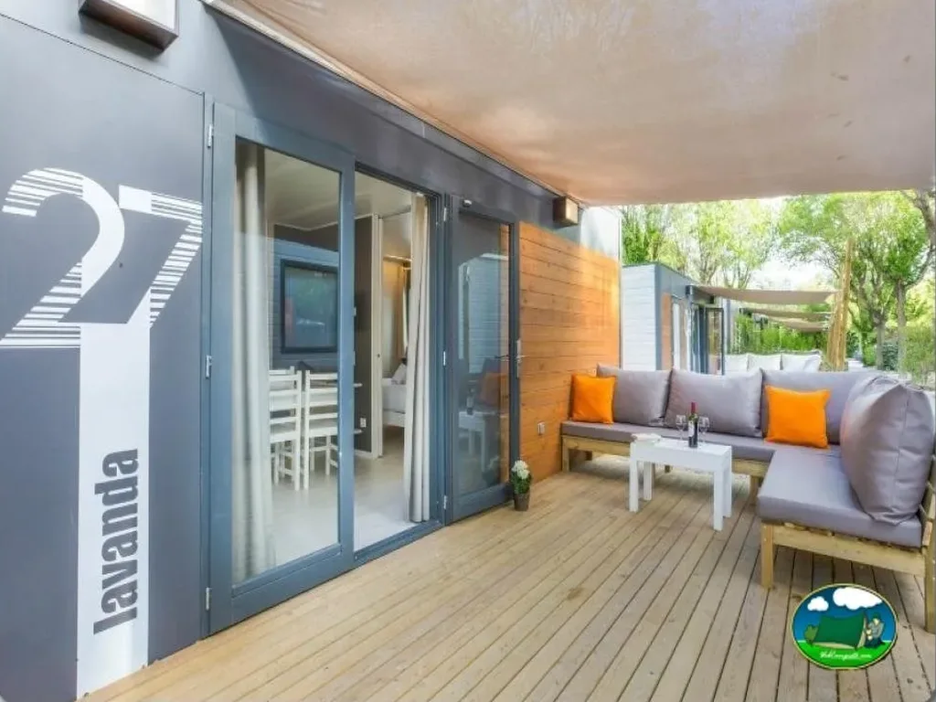 Mobil-home con terraza y zona de estar del Camping Tamarit Beach Resort, Tarragona (Tarragona)