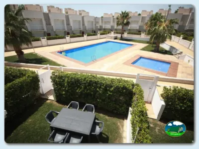 Piscina con vistas a bungalows, parcela privada del Camping Santa Eulalia, Altafulla (Tarragona)