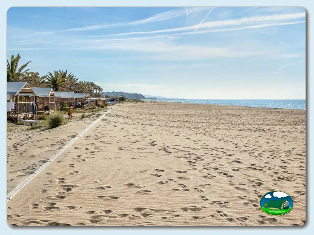 Bungalow junto al mar con playa de arena y palmeras del Camping Caravaning Gavina, Creixell (Tarragona)
