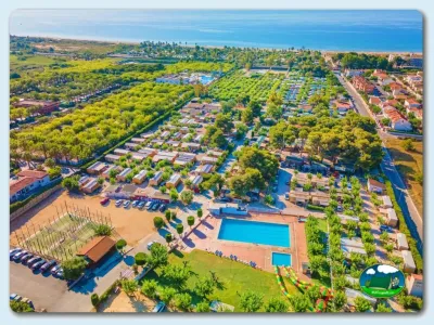 Piscina junto al mar, vista aérea del recinto del Camping Capfun L´Alba, Creixell (Tarragona)