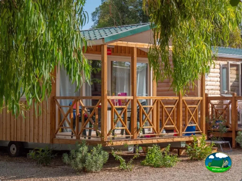 Mobil-home de madera con terraza y pérgola del Camping Capfun L´Alba, Creixell (Tarragona)