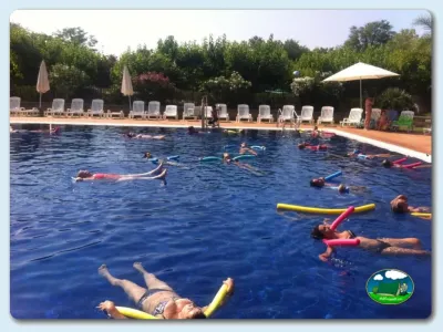 Piscina con actividades acuáticas y zona de hamacas del Camping La Sirena Dorada, Creixell Tarragona (Tarragona)